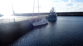 Tegen de kademuur in Buckie