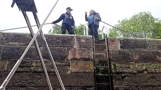 Gezellig onderonsje met de sluis assistent