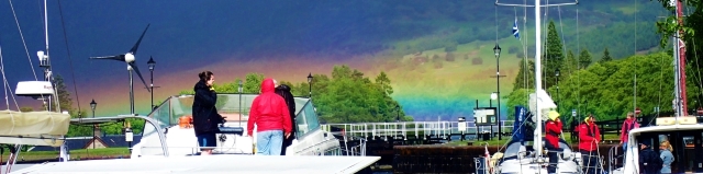 Een schitterende regenboog boven Loch Ness