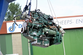 De motor wordt uit de boot gehesen