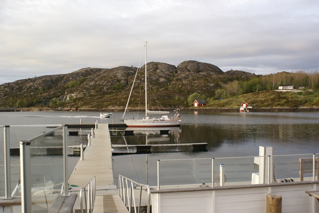 Alleen aan de steiger van Børøysund