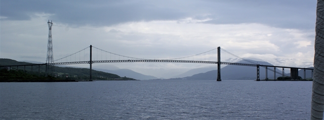De 41 meter hoge brug over de Tjeldsund