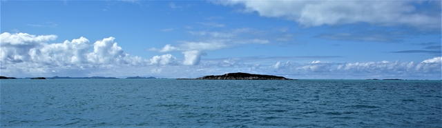 Een prachtig mooie blauwe watervlakte