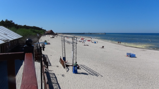 Het strand bij Leba met op de achtergrond de haveningang