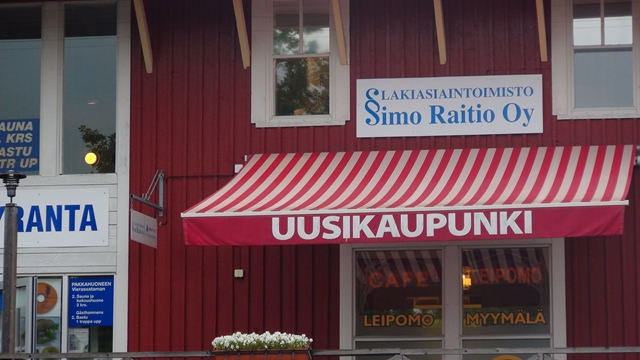 De locatie van de foto is overduidelijk: Uusikaupunki (Zweeds: Nystad)