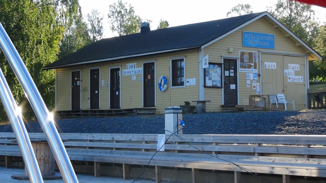 Het havenkantoor. In het Cafe kun je koffie , frisdrank en ijs kopen.