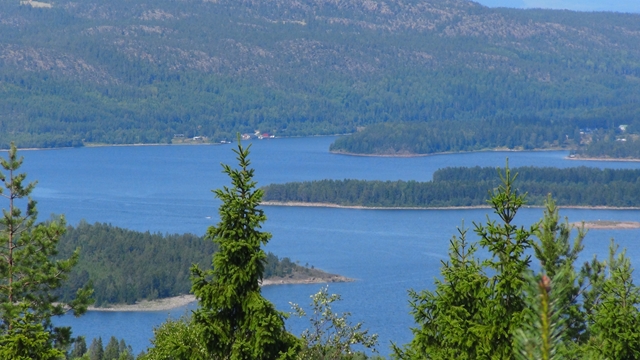 De OmneFjärden met midden boven wat huisjes aan de ingang van de Mjällomsviken