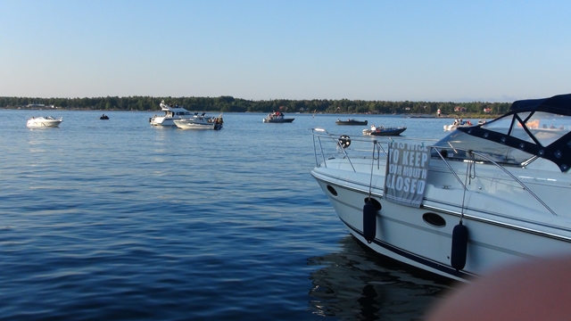  Zelfs buiten de haven liggen een aantal bootjes achter hun anker