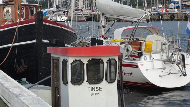 Tegen een vissersboot in Stubbekøbing , mooi in de windrichting. Op de achtergrond is het lage waterpeil te zien