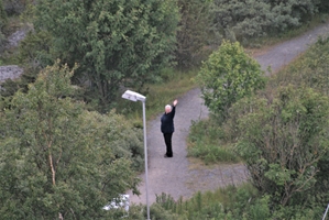 Hilda loopt terug naar de boot