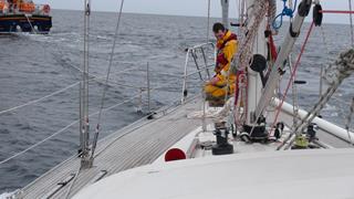 Een bemanningslid van de Lifeboat aan boord