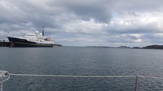 Al liggen we geankerd in de haven van Stornoway, we hebben een wijds uitzicht