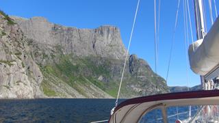 De Hornelen toornt 865 m boven ons uit en we varen vlak langs