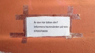 Is deze boot van jou? Informeer dan de havenmeester per telefoon . . . .