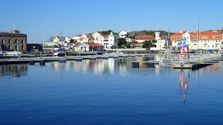 Een lege jachthaven in Marstrand