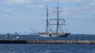 Als compensatie voor de Tall Ships 2018 in Harlingen? Tre Kronor Stockholm ten anker voor de haven