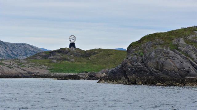  Het 'Arctic Circle Monument' op het eilandje Vikingen. 