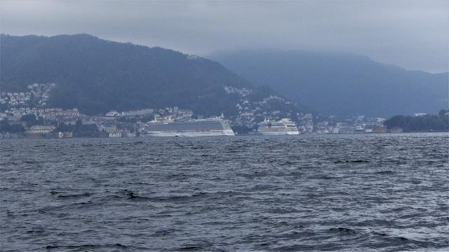 Bergen in de vroege morgen. De twee cruise schepen voor de Vagen brengen vele honderden mensen naar de stad