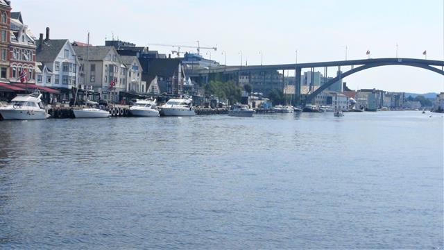 We varen door Haugesund, maar peinzen er niet over om hier te gaan liggen 