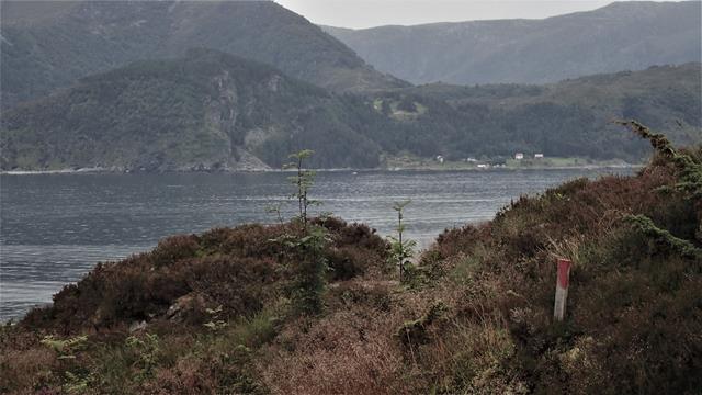  De trail wordt aangegeven door paaltjes met rode bovenkanten